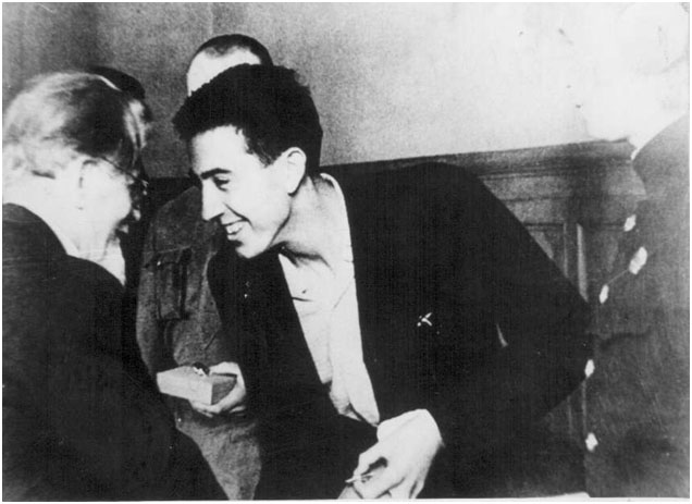 М.И.Калинин вручает орден Красного знамени Р.Ибаррури М.И.Калинин вручает орден Красного знамени Р.Ибаррури